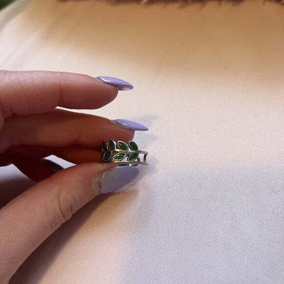Intricate green leaves wrap around silver ring - Picture 3 of 4